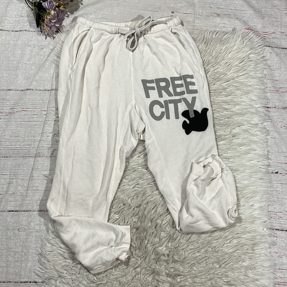 Free City Super Fluffy Pocket Logo Creamy Yumm Sweatpants - Picture 2 of 16
